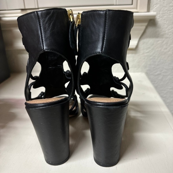 BCBG
7
Black heels
good condition - Picture 2 of 4